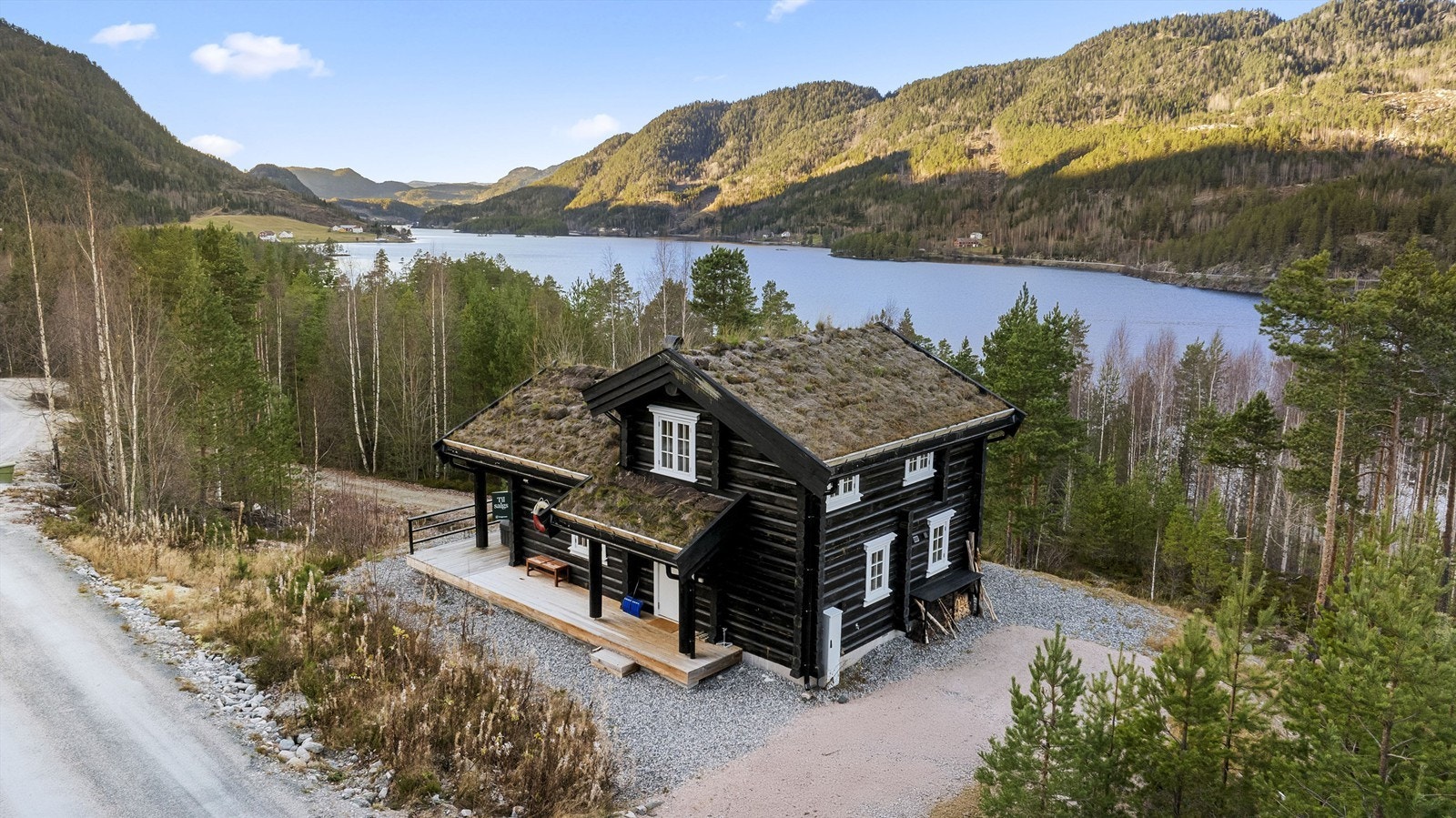 Hytten ligger fint i terrenget og nyter en flott utsikt Galleribilde