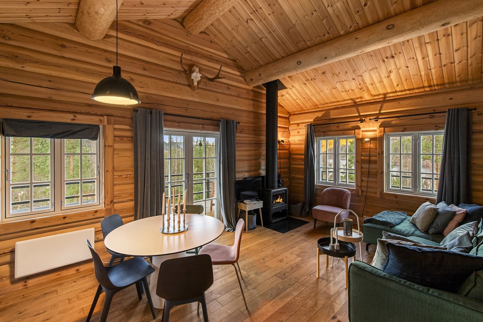 Vedovn i stuen for oppvarming og hytte i de kjølige sesongene Galleribilde