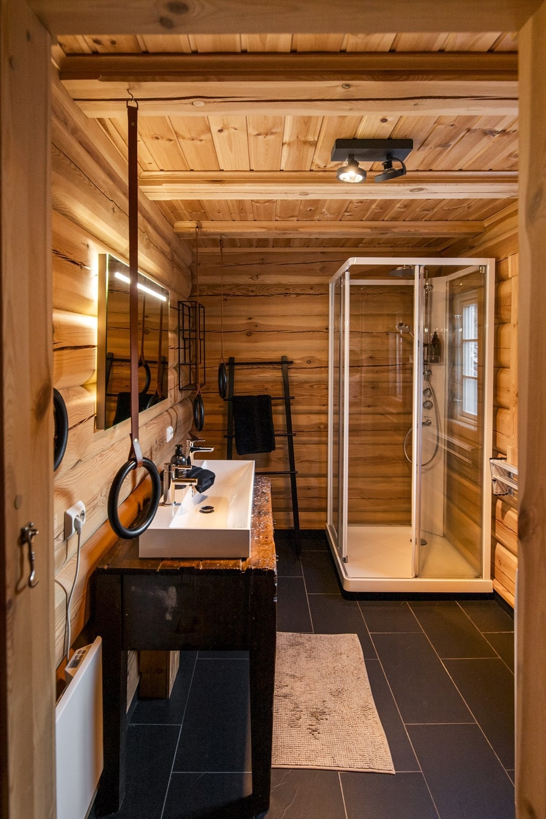 Badet er praktisk og med god plass. Innredet med dusjkabinett, servant på innredning. Varmekabler i gulv Galleribilde