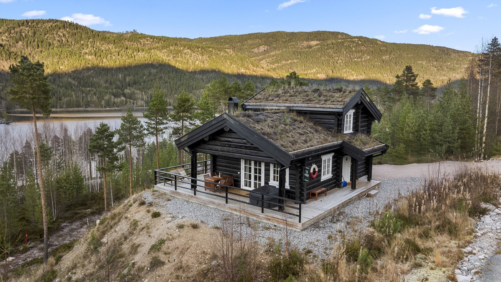 Høyt og fritt beliggende med utsikt til Vråvatn og omkringliggende fjellkjede Galleribilde