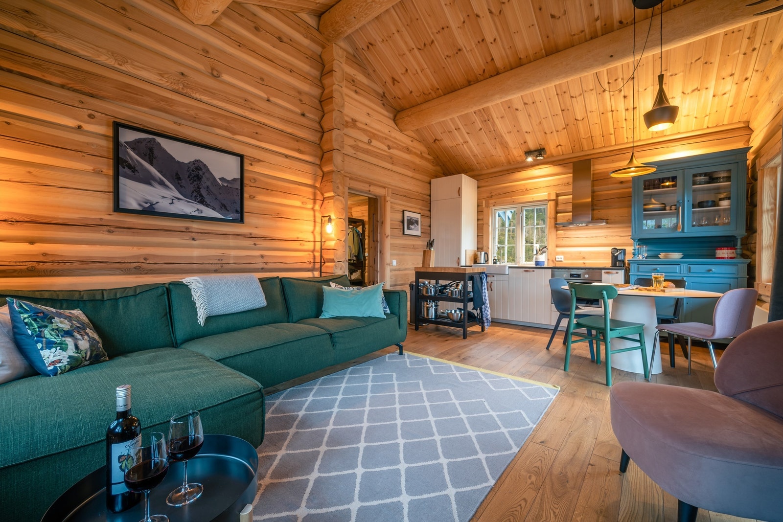 Koselig atmosfære i stuen (selgers arkivbilde) Galleribilde