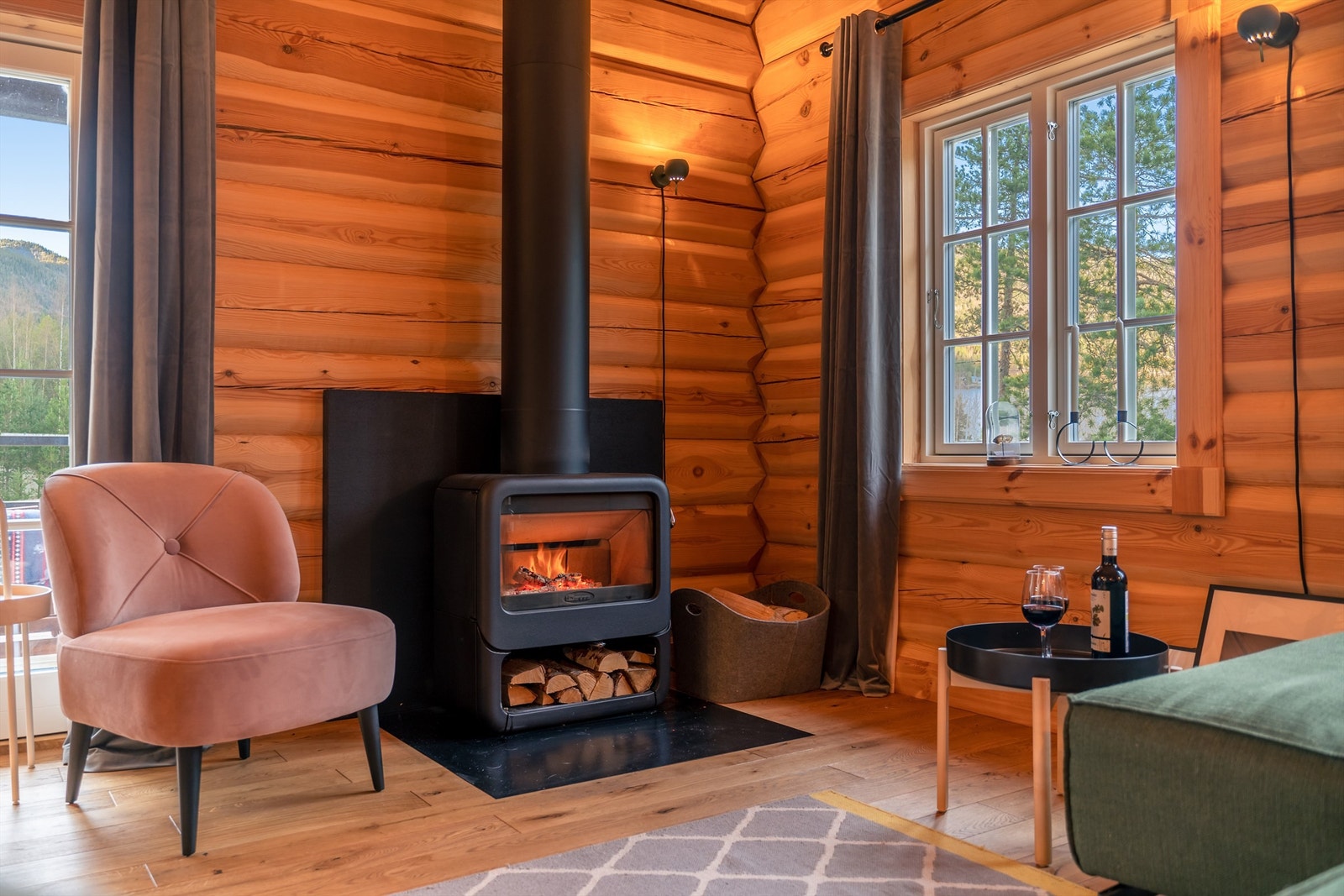 Nydelig å nyte etter en lang dag ute i naturen (selgers arkivbilde) Galleribilde