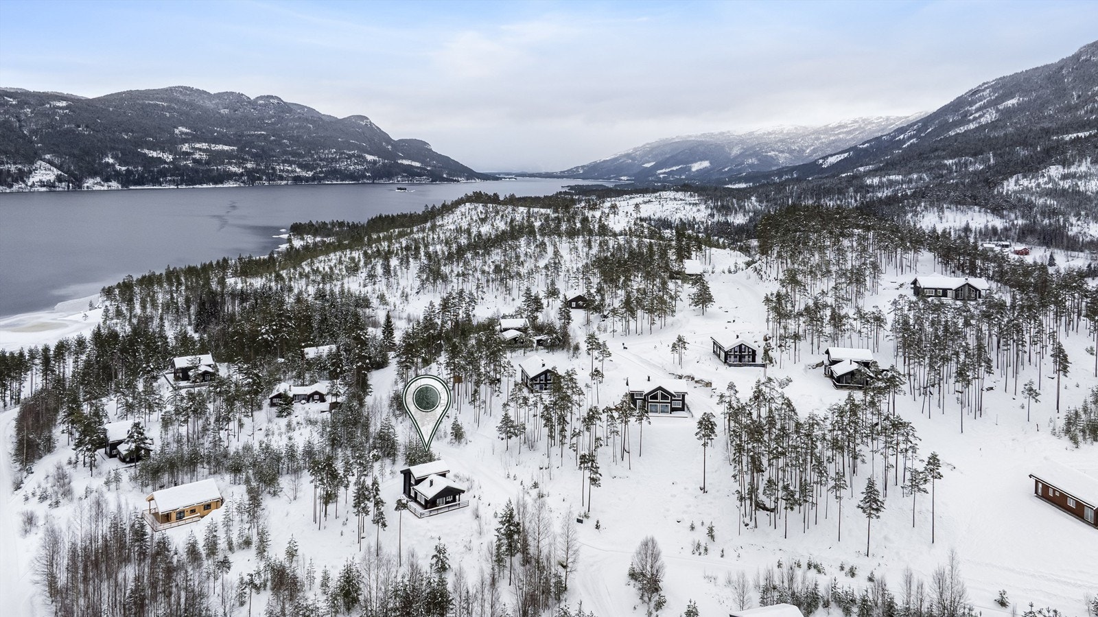 Her er vinteren kommet til Vrådal og man ser hyttens beliggenhet i bilde Galleribilde