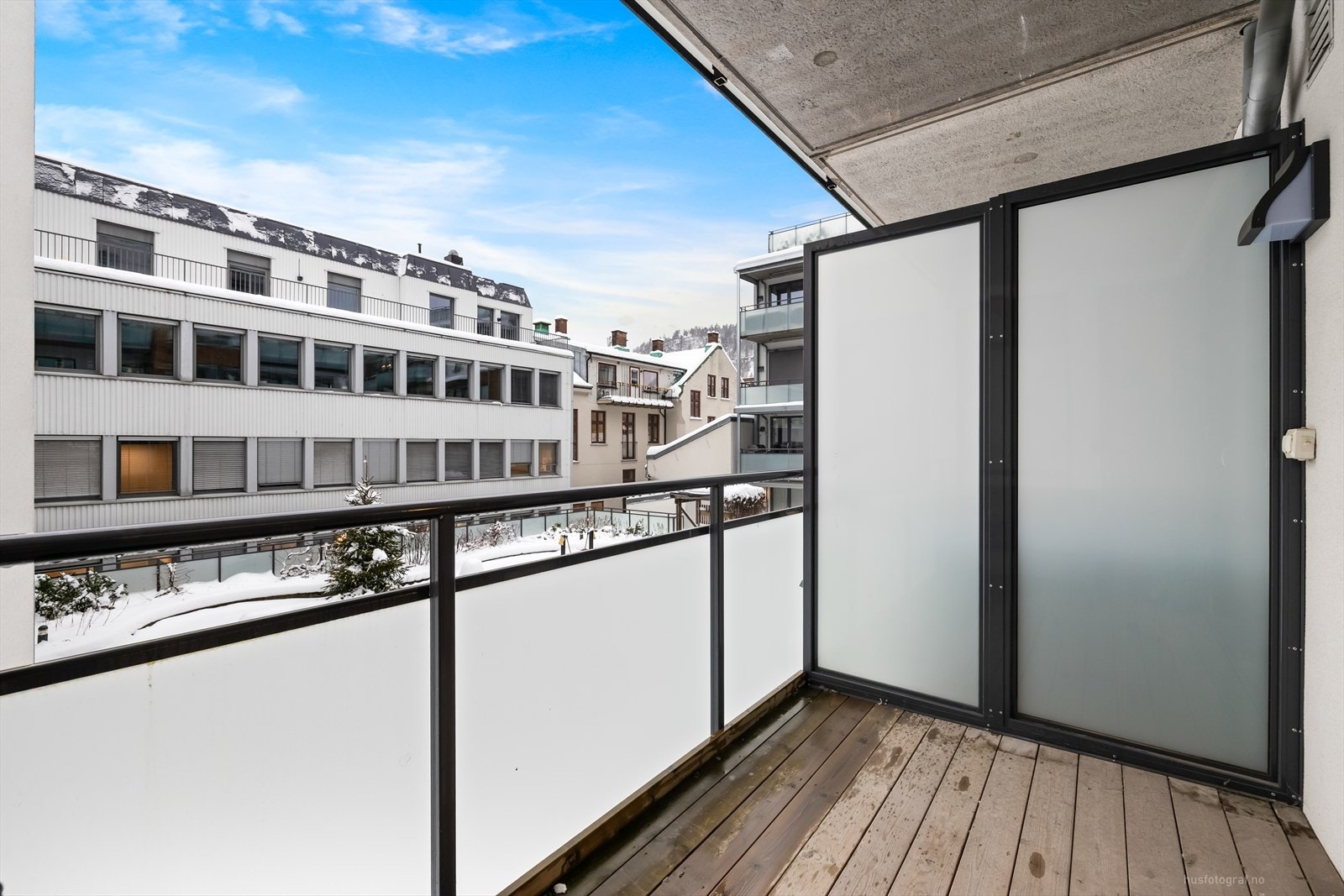 Leiligheten vender til atrium. Et meget sentralt boområde med gangavstand til torget. Galleribilde