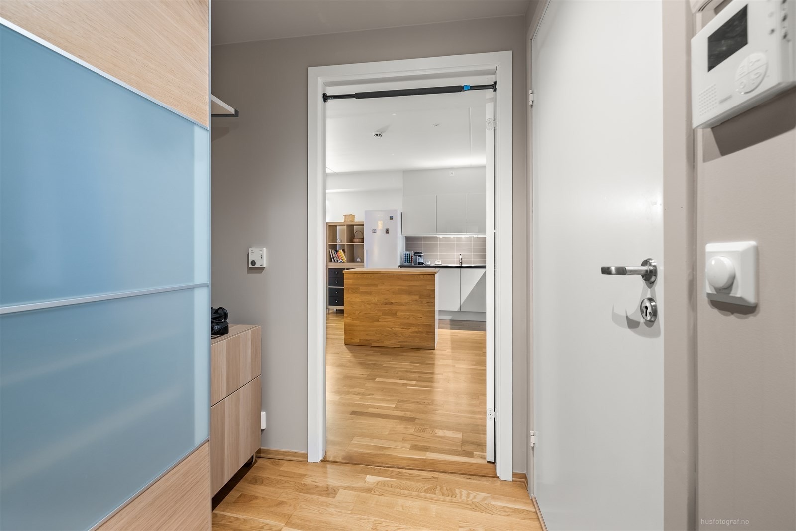 Leiligheten er beliggende i 3. etasje (2. etasje fra atrium) og inneholder: Entré, bad, kjøkken med åpen løsning mot stue, soverom, bod/ teknisk rom. Galleribilde