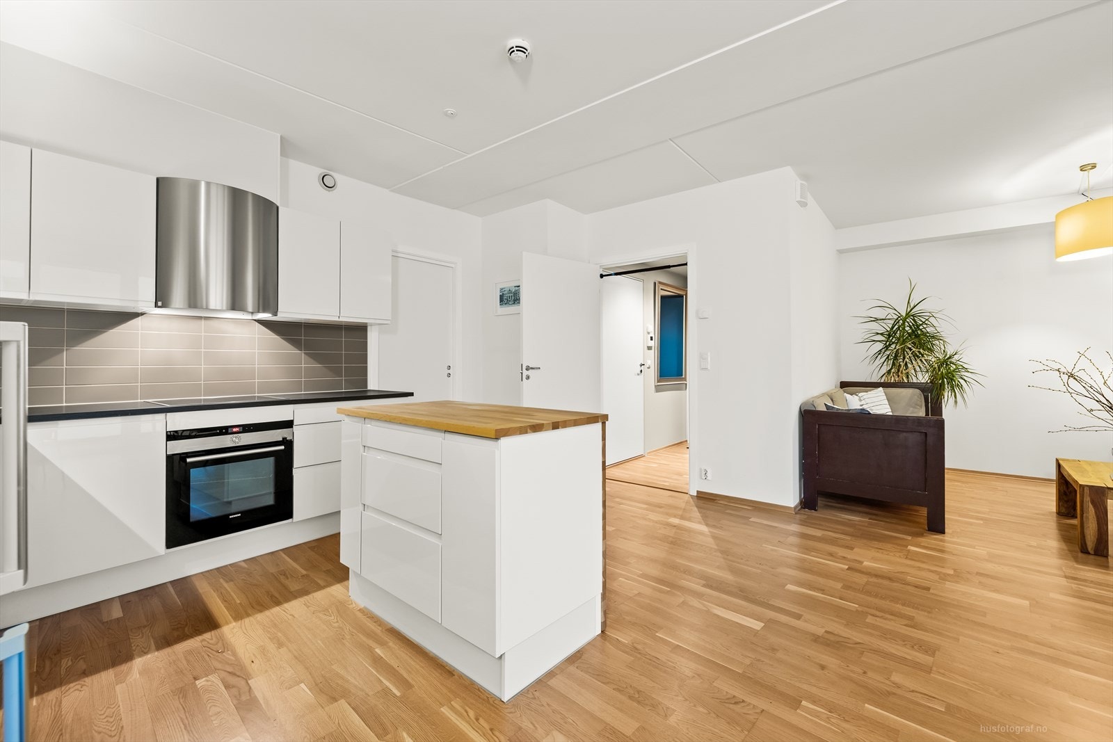 Kjøkkenet er utstyrt med blant annet oppvaskmaskin, integrert platetopp og stekeovn. Vannstoppsystem og komfyrvakt. Galleribilde