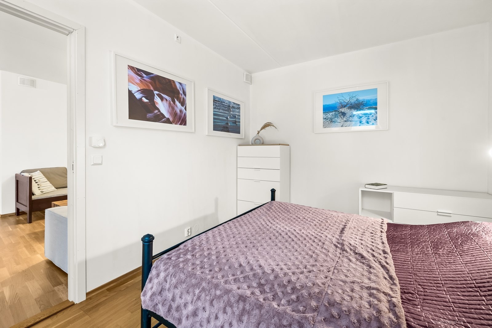 Romslig soverom. Galleribilde