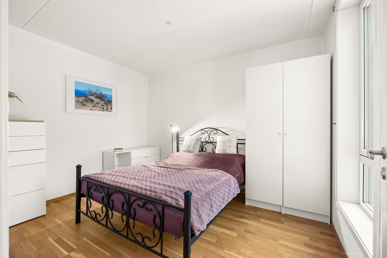 Pent innredet soverom, med som har god plass til dobbeltseng med tilhørende nattbord og garderobeskap. Galleribilde