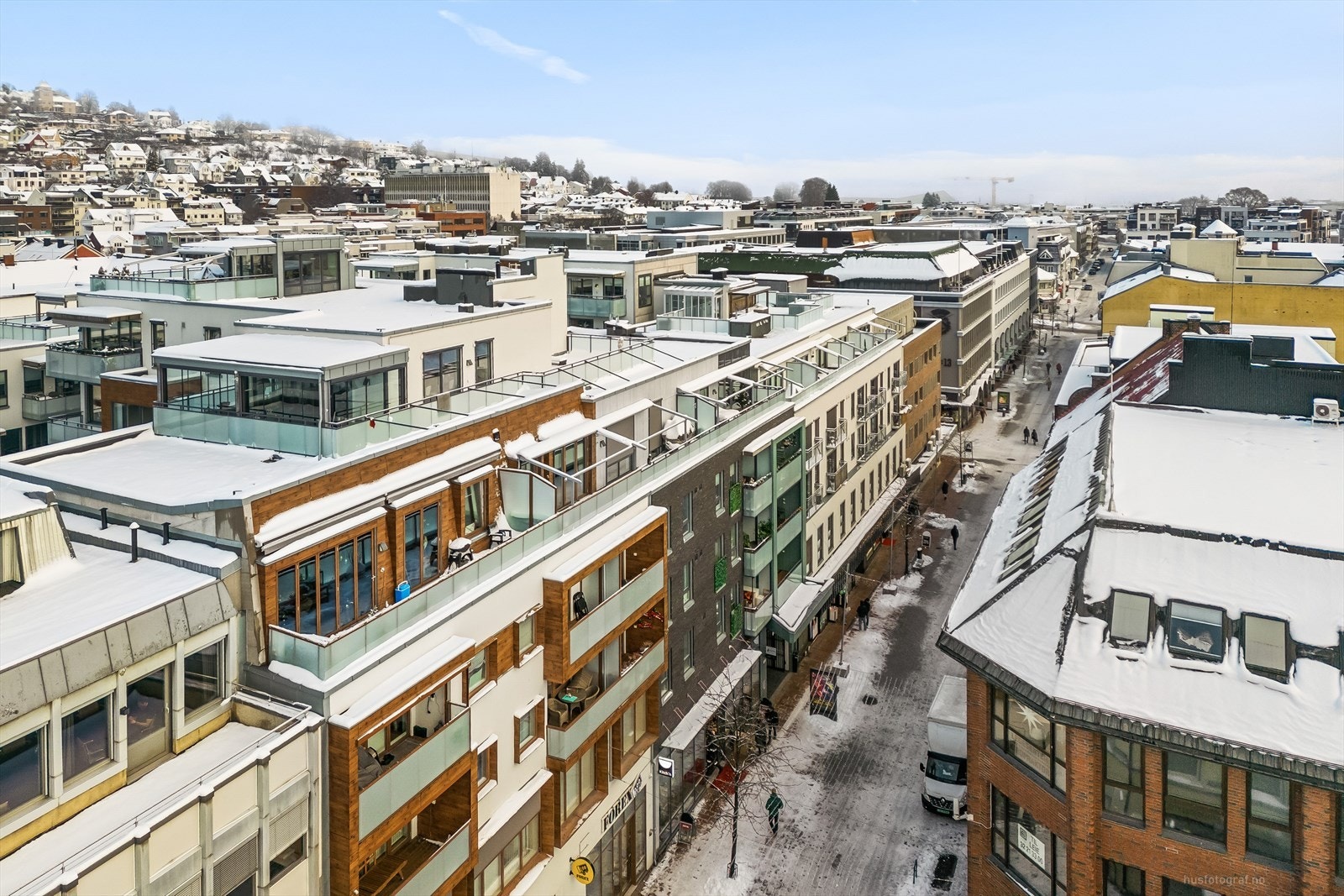 Leiligheten ligger midt i smørøyet for offentlig transport med både buss og tog. Galleribilde