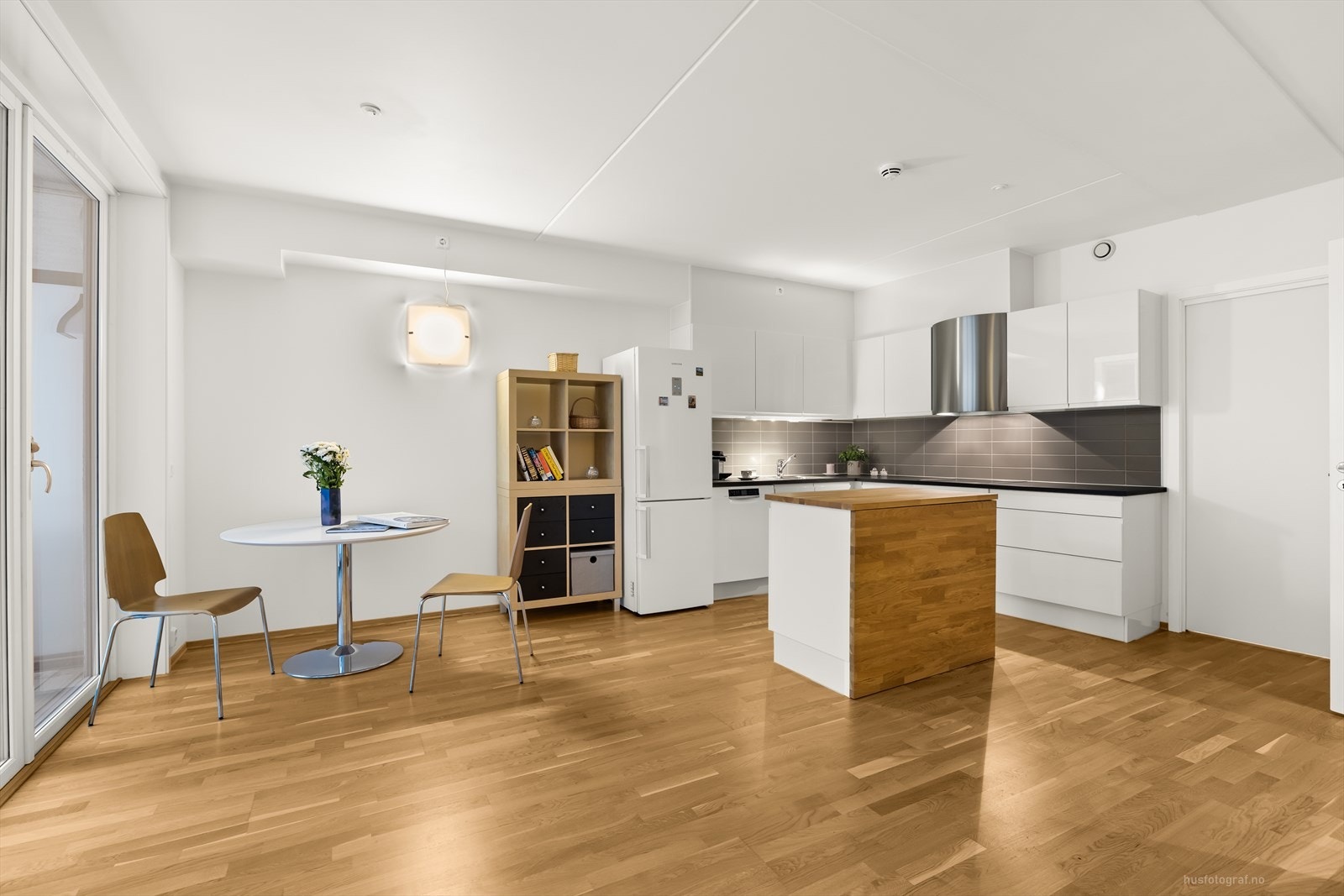 En naturlig plass for en hyggelig spisegruppe ved kjøkkenet. Galleribilde