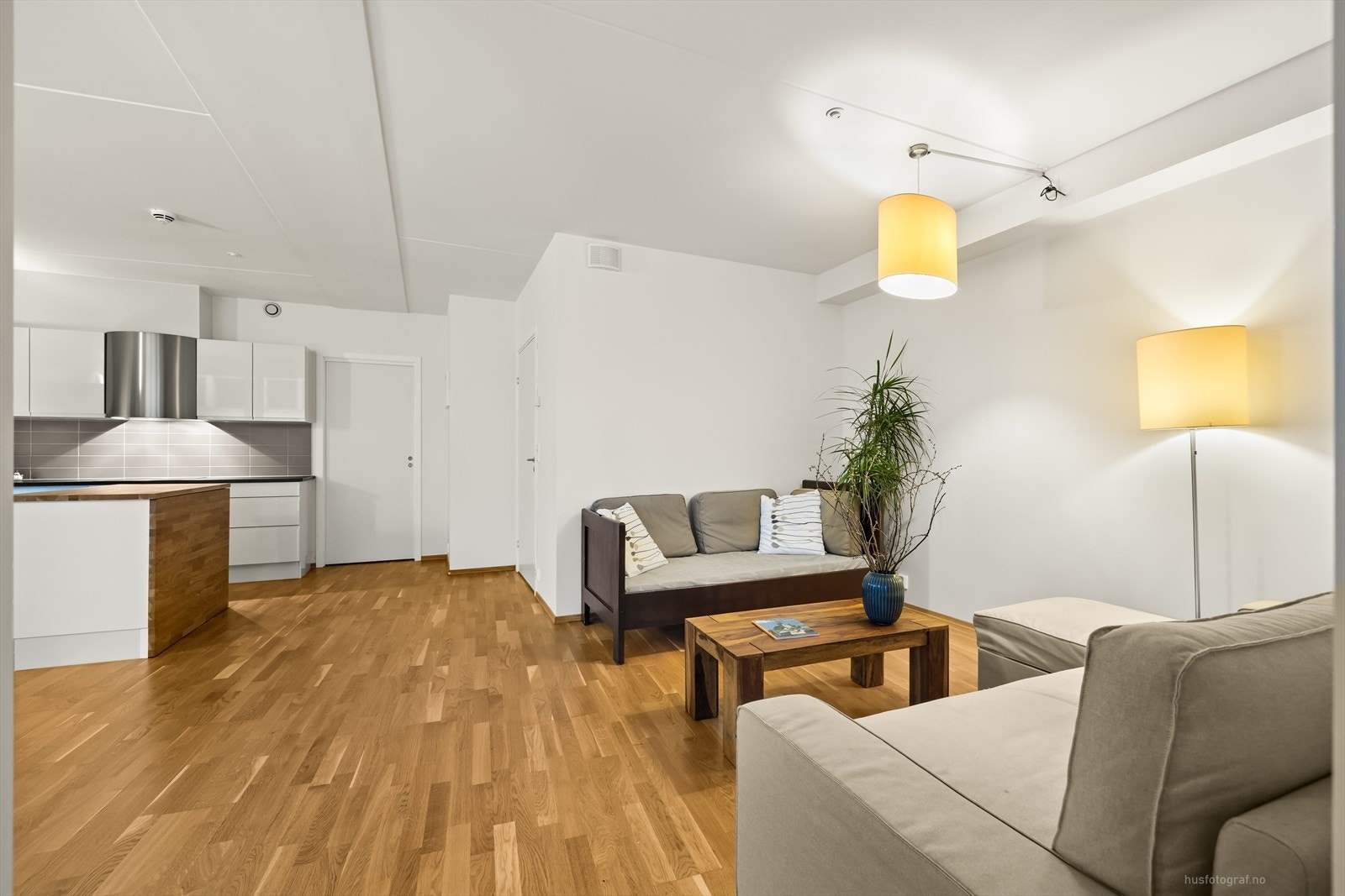 Leiligheten har en tidsriktig åpen stue/kjøkkenløsning som gir rommet en sosial tilværelse. Galleribilde