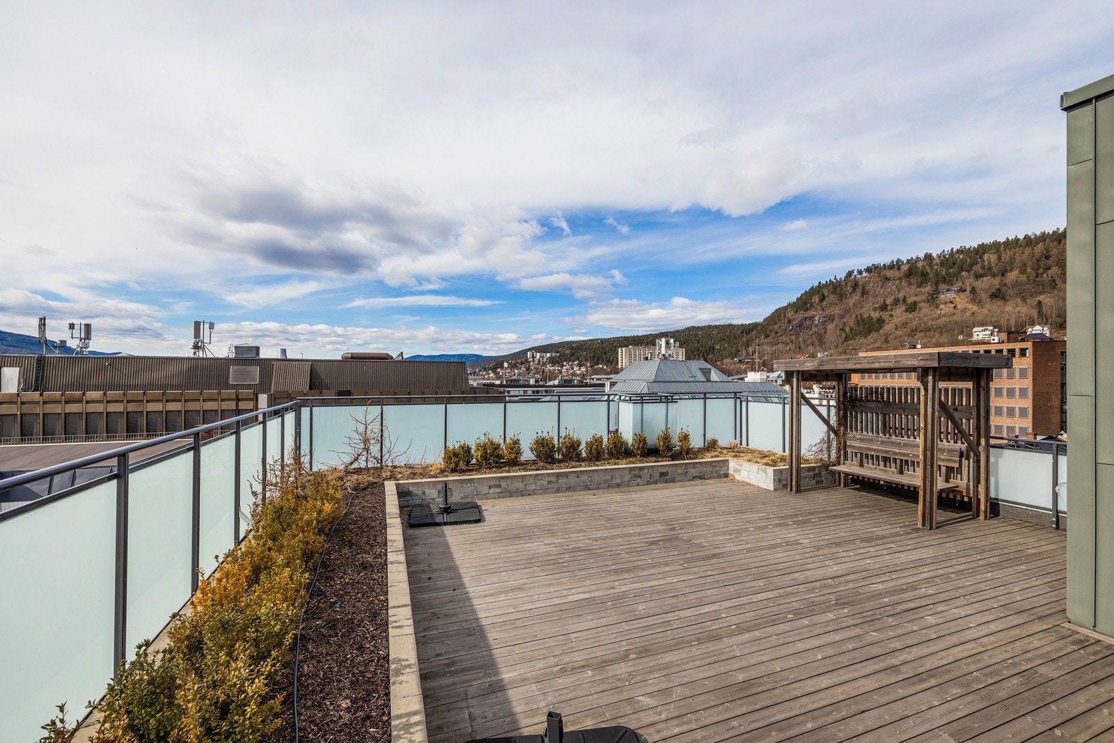 Her kan man nyte solen fra morgen til kveld, og ta i bruk blant annet hyggelige sittegrupper. Galleribilde