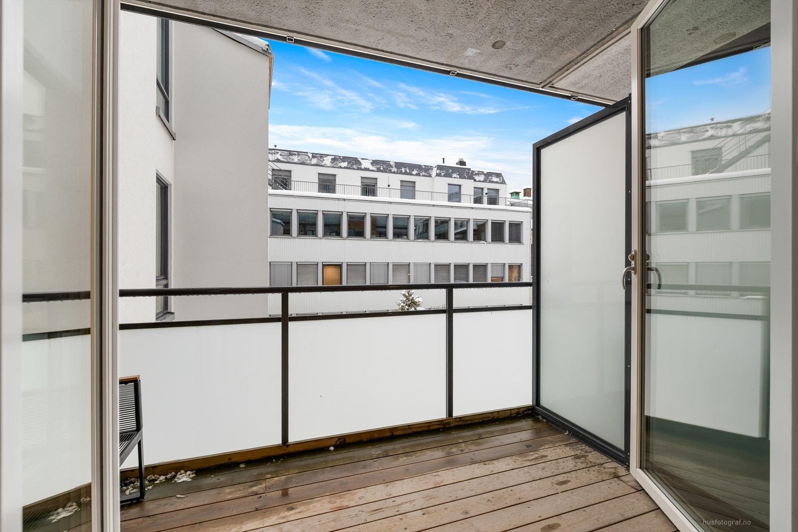 Her får du en enklere hverdag med umiddelbar nærhet til byens pulserende sentrum og uteliv, alle servicetilbud, buss, tog, handel, kultur, universitetet i sørøst-Norge, elvepromenaden og bystrand samt Drammensmarka. Galleribilde