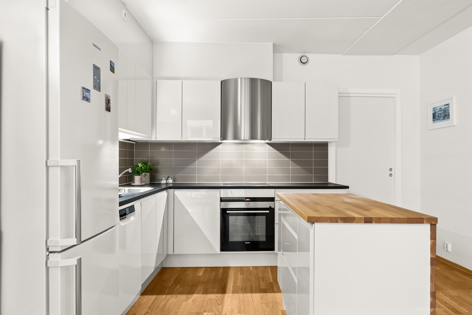 Hvitevarer og benkeplate fra 2018. Galleribilde