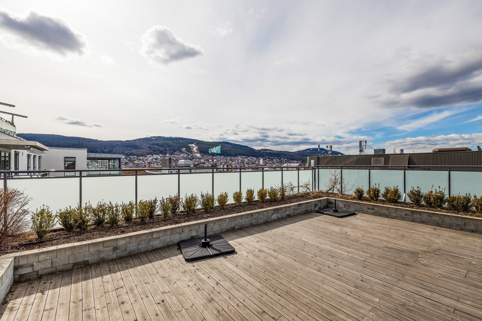 Som beboer her har du muligheten til å benytte deg av de flotte fellesarealene, blant annet en fantastisk felles takterrasse med panoramautsikt og flotte solforhold hele dagen. Galleribilde