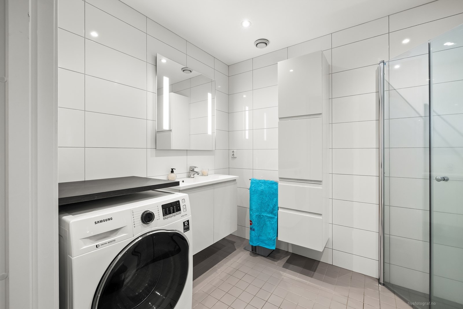 Badet er lekkert og stilrent innredet med lyse, moderne fliser og vannbåren varme i gulv. Galleribilde