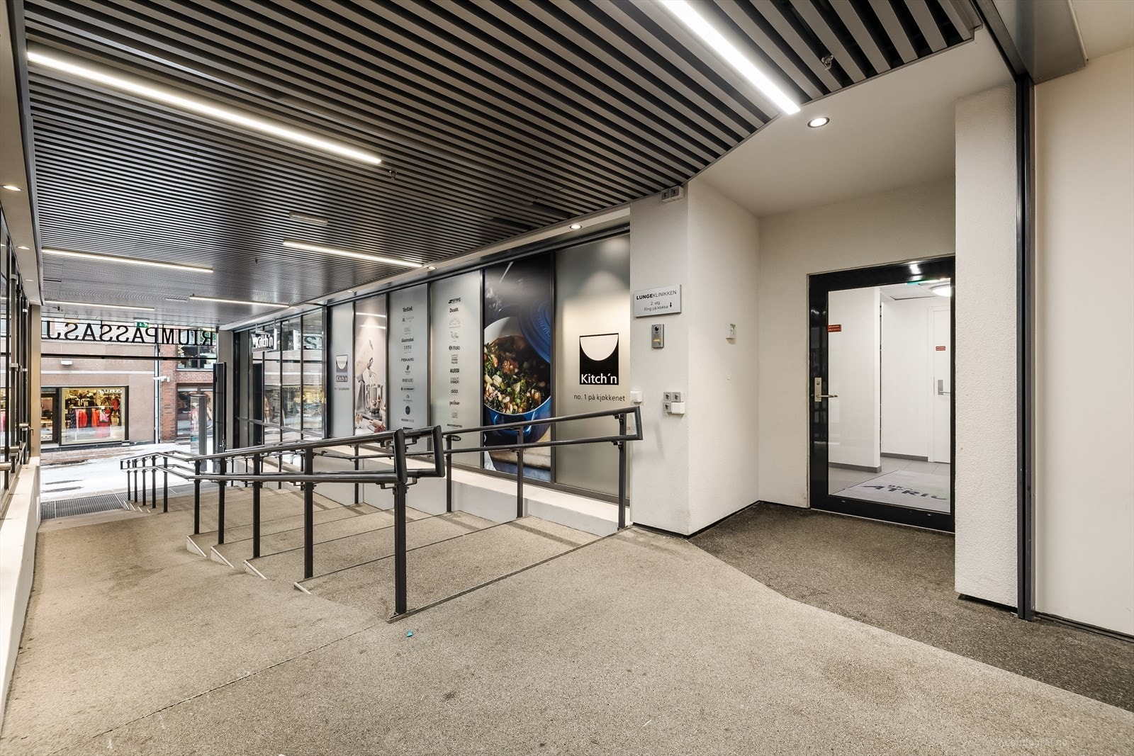 Her får du en enklere hverdag med umiddelbar nærhet til byens pulserende sentrum og uteliv, alle servicetilbud, buss, tog, handel, kultur, universitetet i sørøst-Norge, elvepromenaden og bystrand samt Drammensmarka. Galleribilde