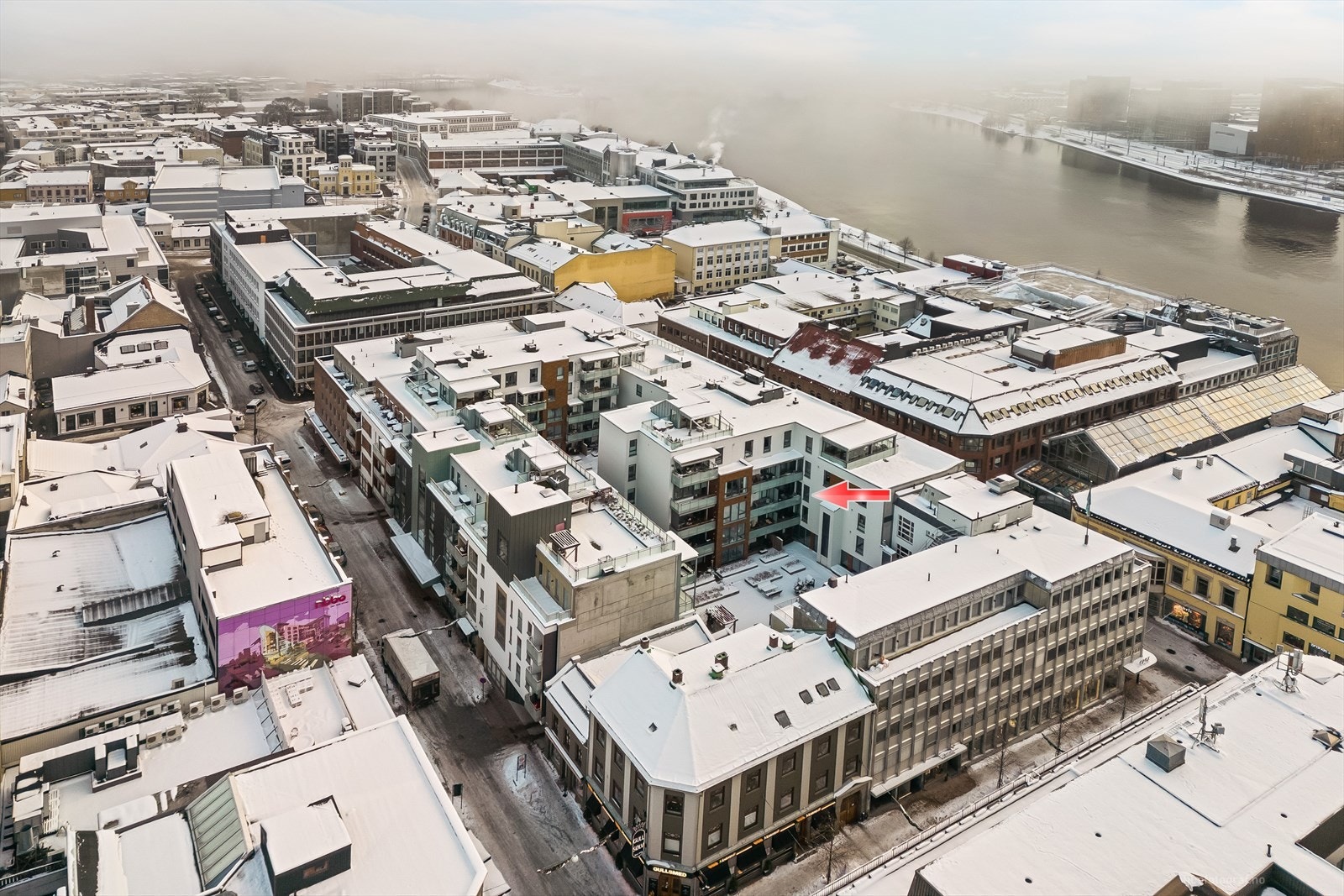 Atriumshagen er pent opparbeidet med flere sittesoner og benker samt spisemøblement. Galleribilde