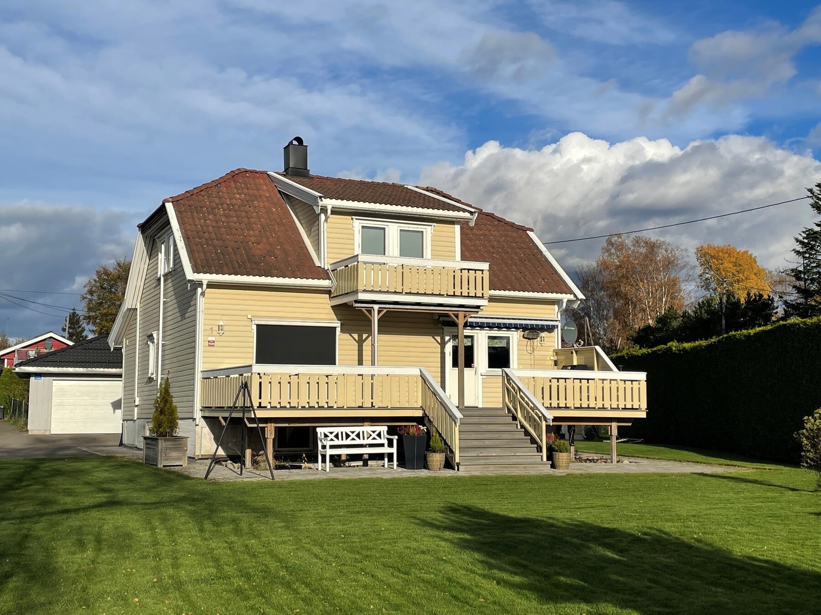 Sommerstid er det lunt og grønt rundt boligen (selgers privatfoto) Galleribilde