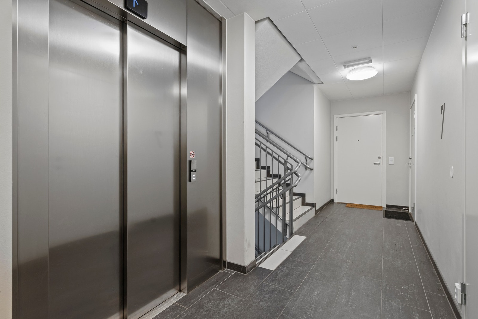 Leiligheten ligger i 7.etasje med heisadkomst Galleribilde