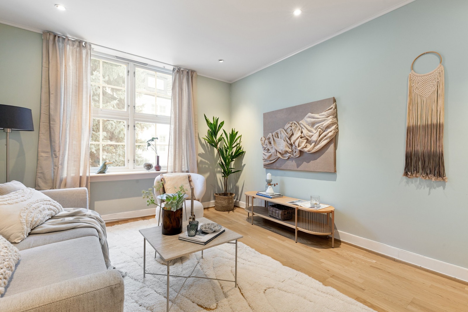 Generøse vindusflater som slipper inn godt med naturlig lys. Galleribilde