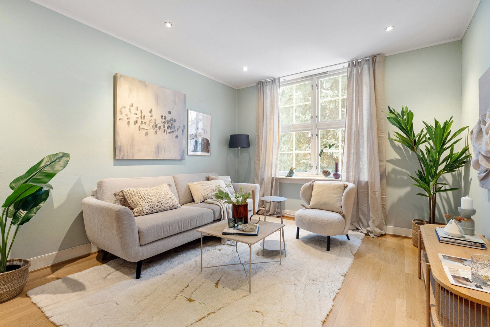 Stuen fremstår lys, luftig og tidsmessig utført. Galleribilde