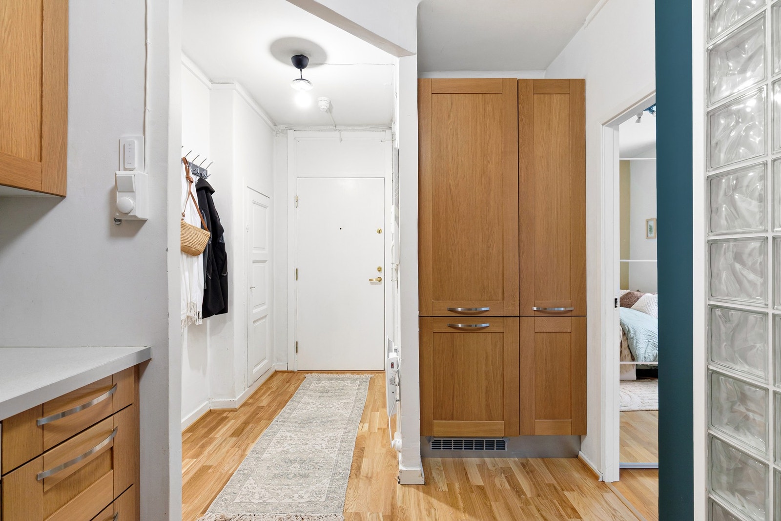 Plass til et lite frokostbord med to stoler stående v/ veggen med glassbyggerstein. Galleribilde