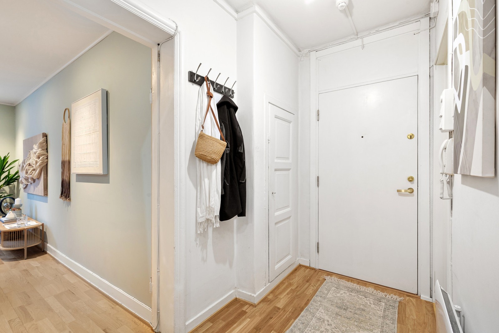 Lys og innbydende entré med plass til oppbevaring av sko og yttertøy. Plassbygd kott og skoskap. Galleribilde