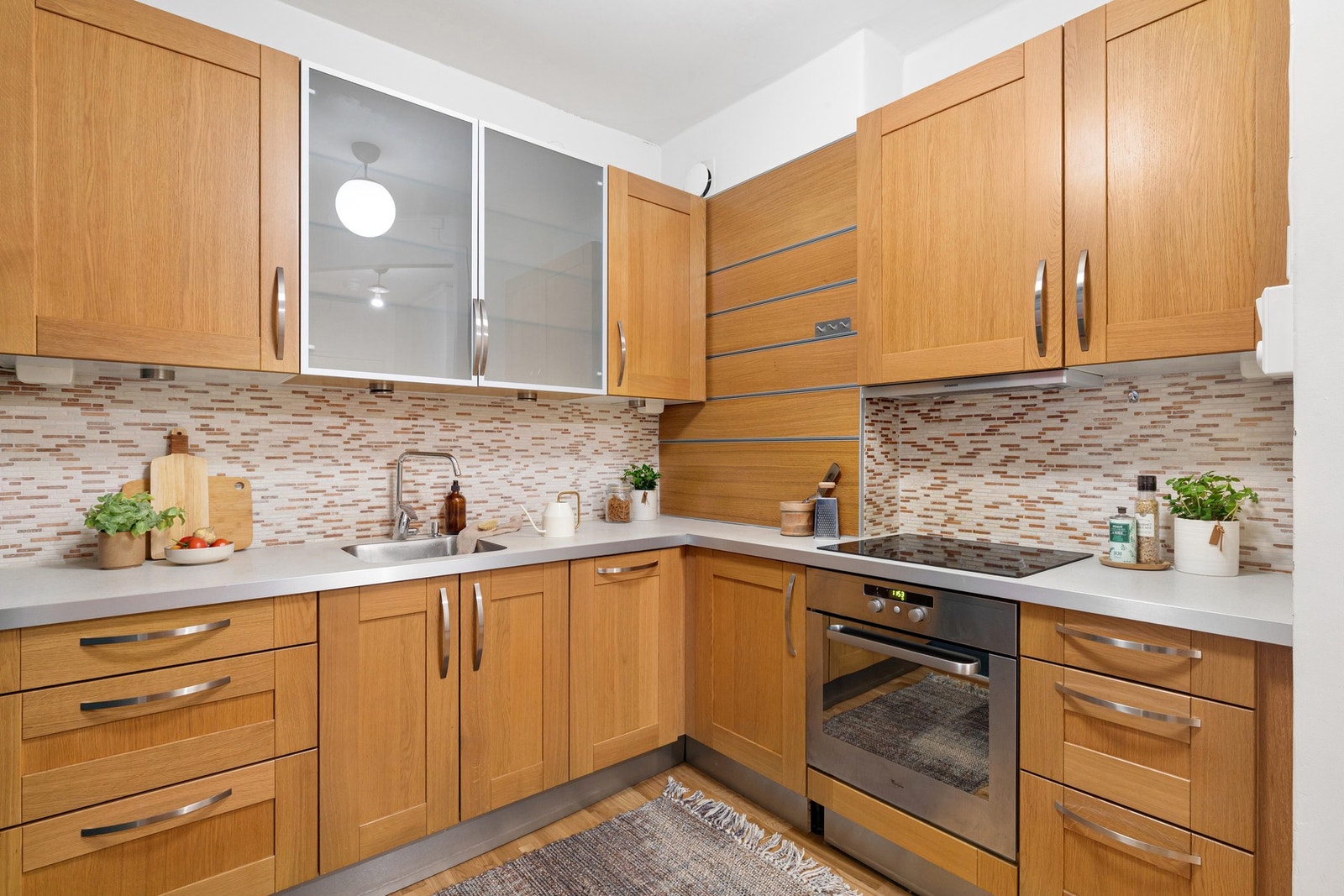 Moderne HTH kjøkken fra 2010, med god benke- og lagringsplass. Galleribilde