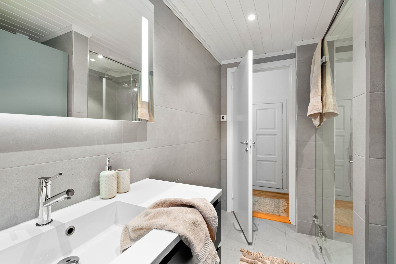 God oppbevaringsplass på badet med praktiske skap og hyller. Galleribilde