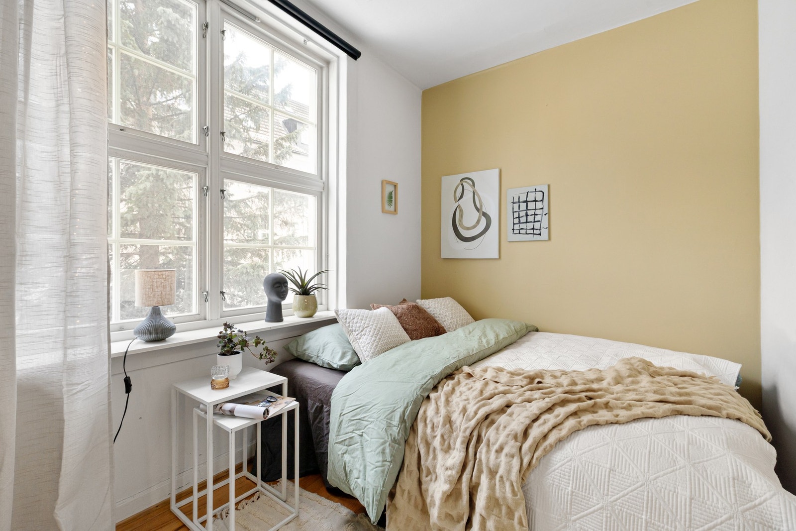 Lite innsyn da det står et stort flott grantre rett utenfor - veldig hyggelig. Galleribilde