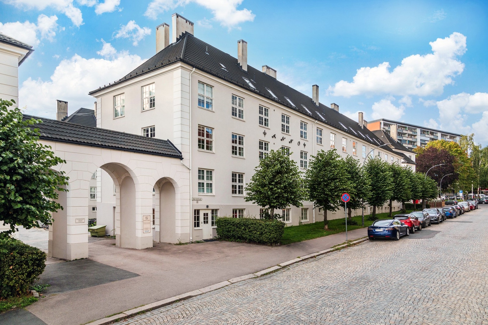 Oslos kanskje hyggeligste borettslag, preges av vakker arkitektur, idylliske forhager og et pent opparbeidet indre gårdsrom. Galleribilde