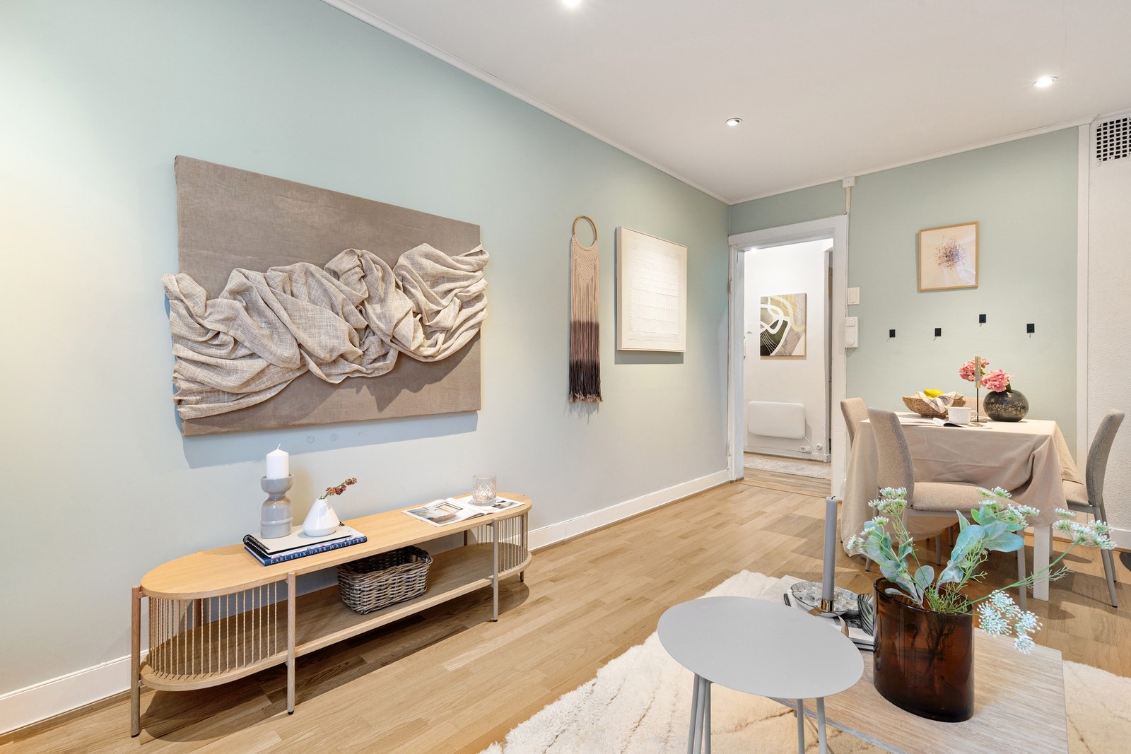 God plass til sofagruppe, spisegruppe og TV- løsning. Galleribilde