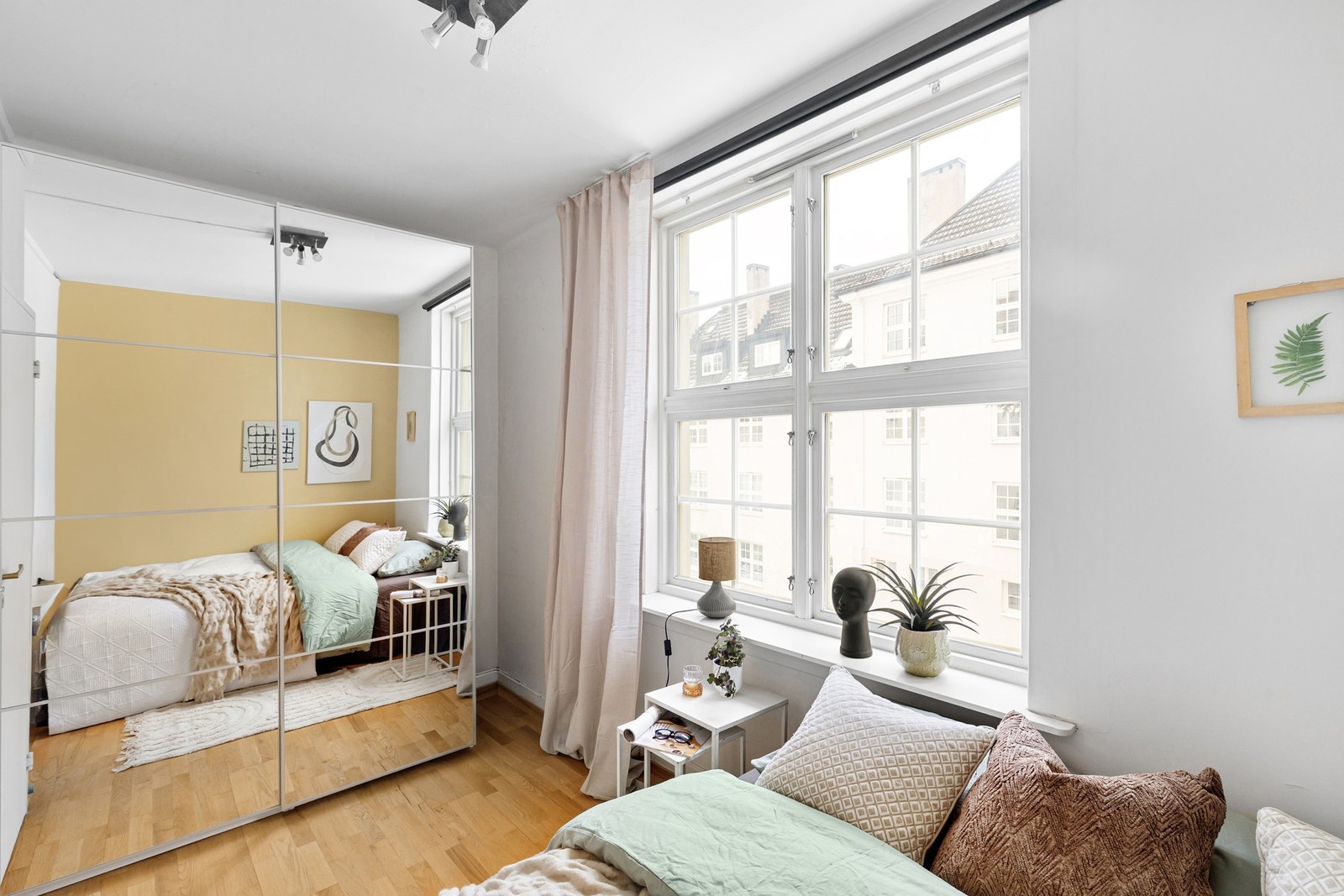 Soverom vender mot rolig bakgård. Galleribilde