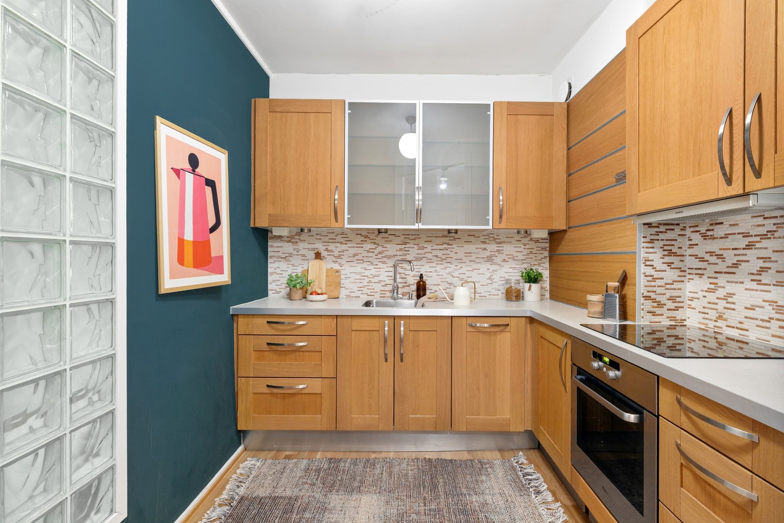 Moderne HTH kjøkken fra 2010, med god benke- og lagringsplass. Galleribilde