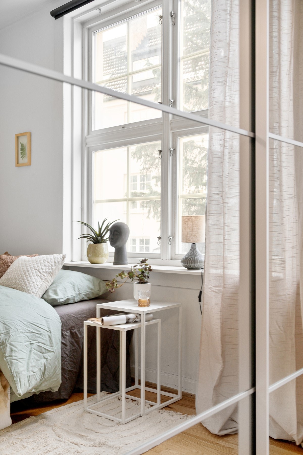 Gode oppbevaringsmuligheter i medfølgende garderobeløsning. Galleribilde