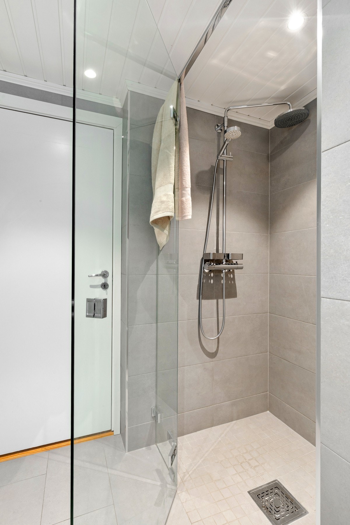 Romslig dusjnisje med regnfallsdusj, den deilige spafølelsen. Galleribilde