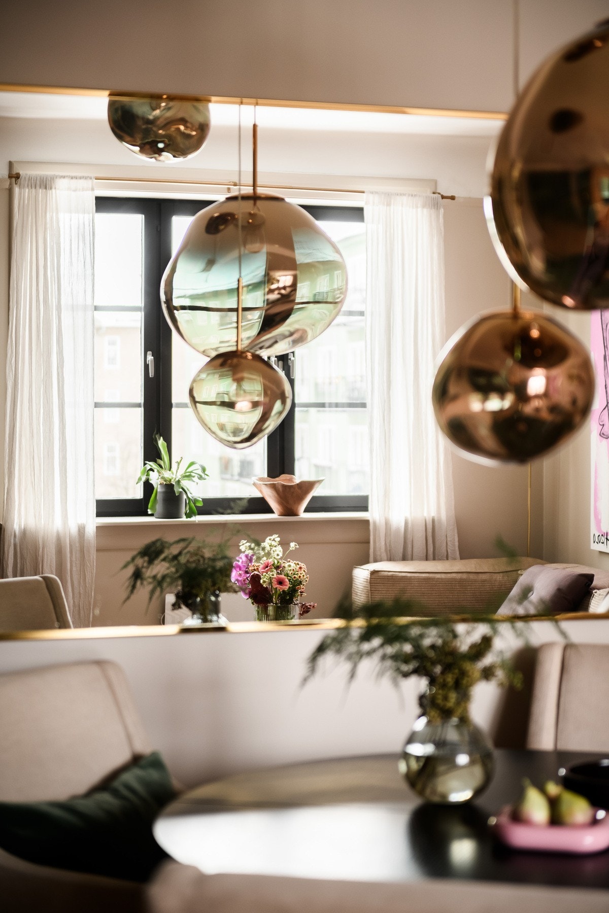 Store vindusflater med 2-lags isolerglass slipper inn rikelig med lys i oppholdsrommet. Galleribilde