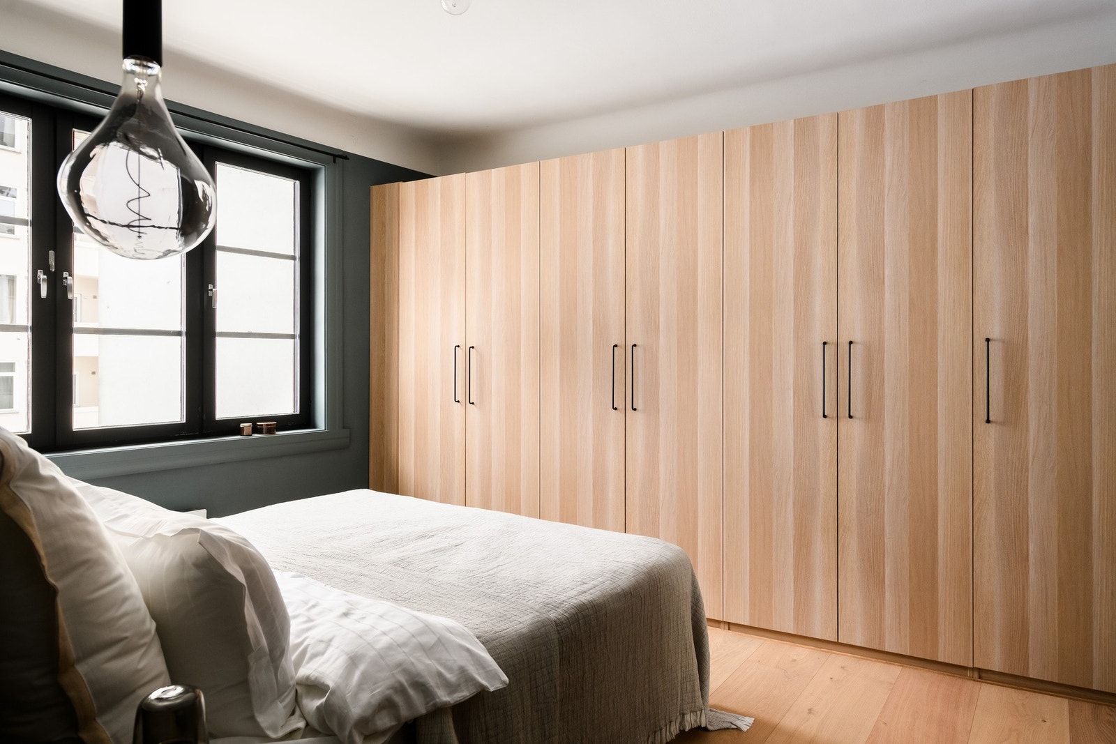 Hovedsoverommet har en særdeles romslig innebygd garderobeløsning med eikefinerte fronter. Galleribilde