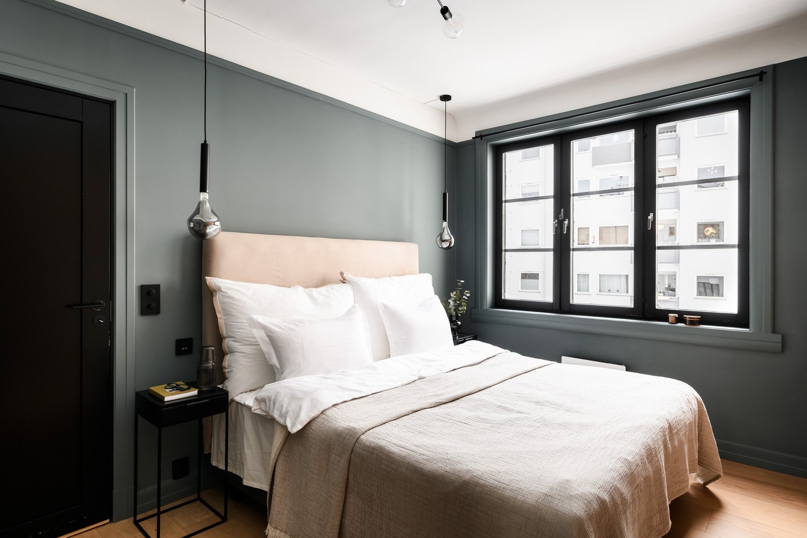 Rommet er malt i en behagelig farge og har god plass til dobbeltseng. Galleribilde