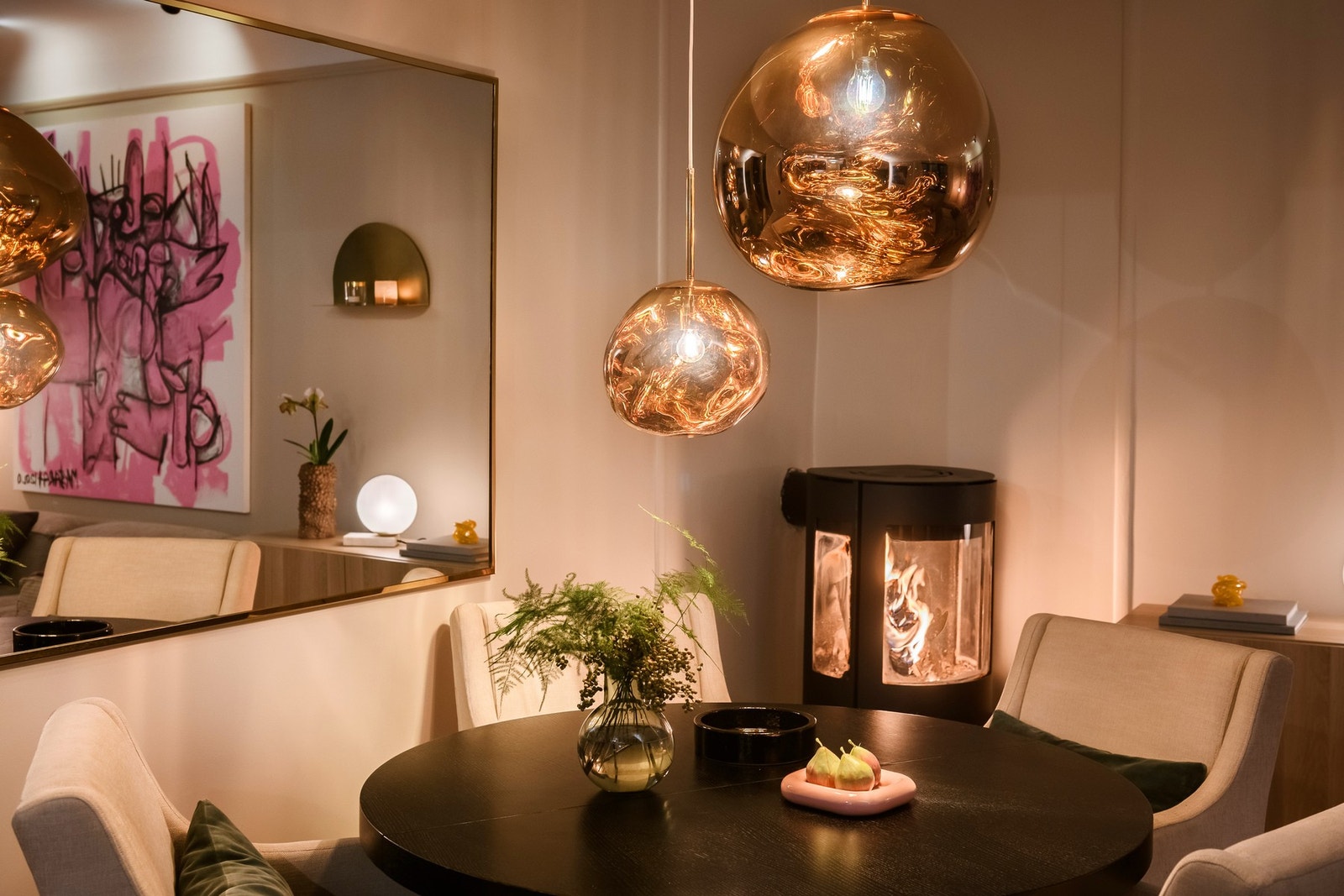 Peisen er fra 2020 og har store glassflater som gir både varme og god stemning i stuen. Galleribilde