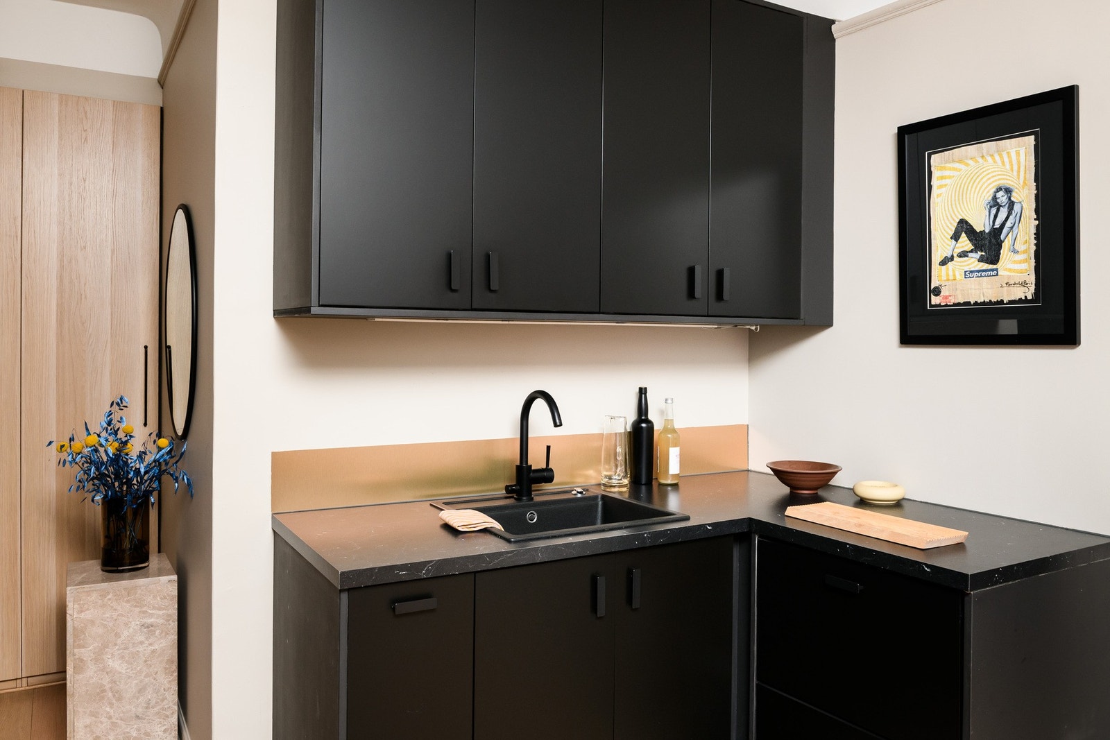 Nedfelt oppvaskkum i kompositt og 1-greps blandebatteri. Galleribilde