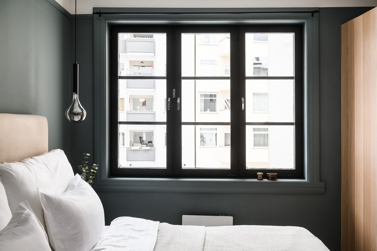 Soverommet vender mot et rolig gårdsrom. Galleribilde