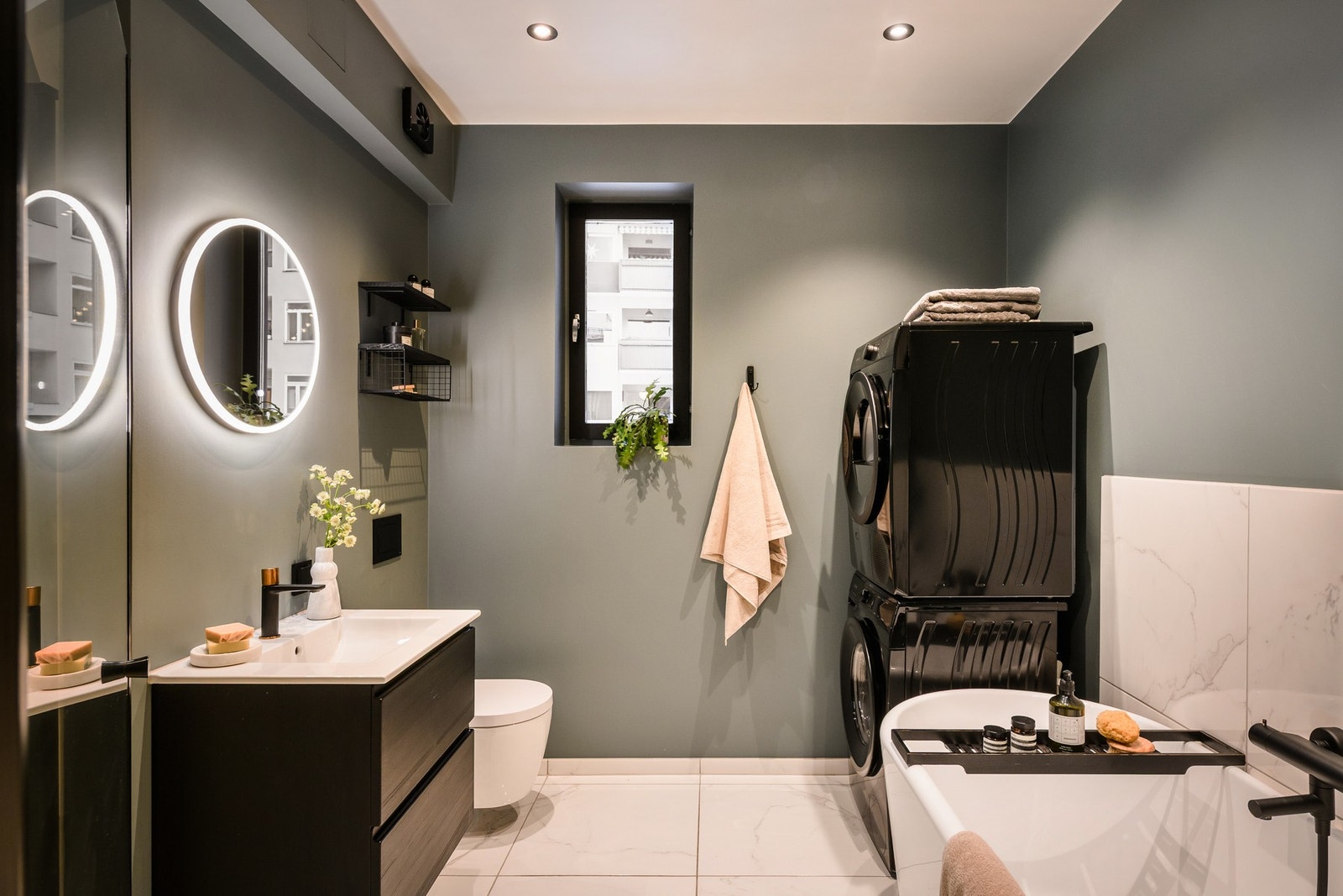 Et godt sted å starte og avslutte dagen: Badet ble totalrenovert i 2020 og har et mykt uttrykk med kombinasjon av fliser og malte overflater. Vinduet gir naturlig lys. Galleribilde