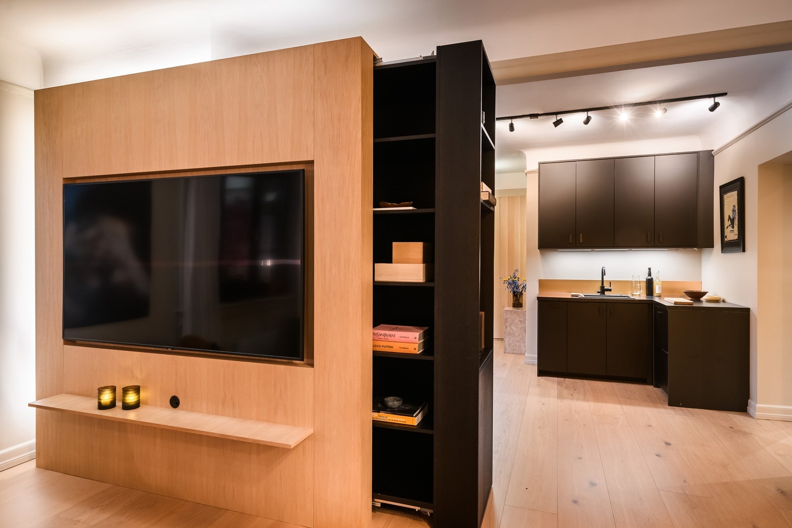 En smart, uttrekkbar hylleløsning gir ekstra og diskret oppbevaringsplass, perfekt som barskap. Galleribilde