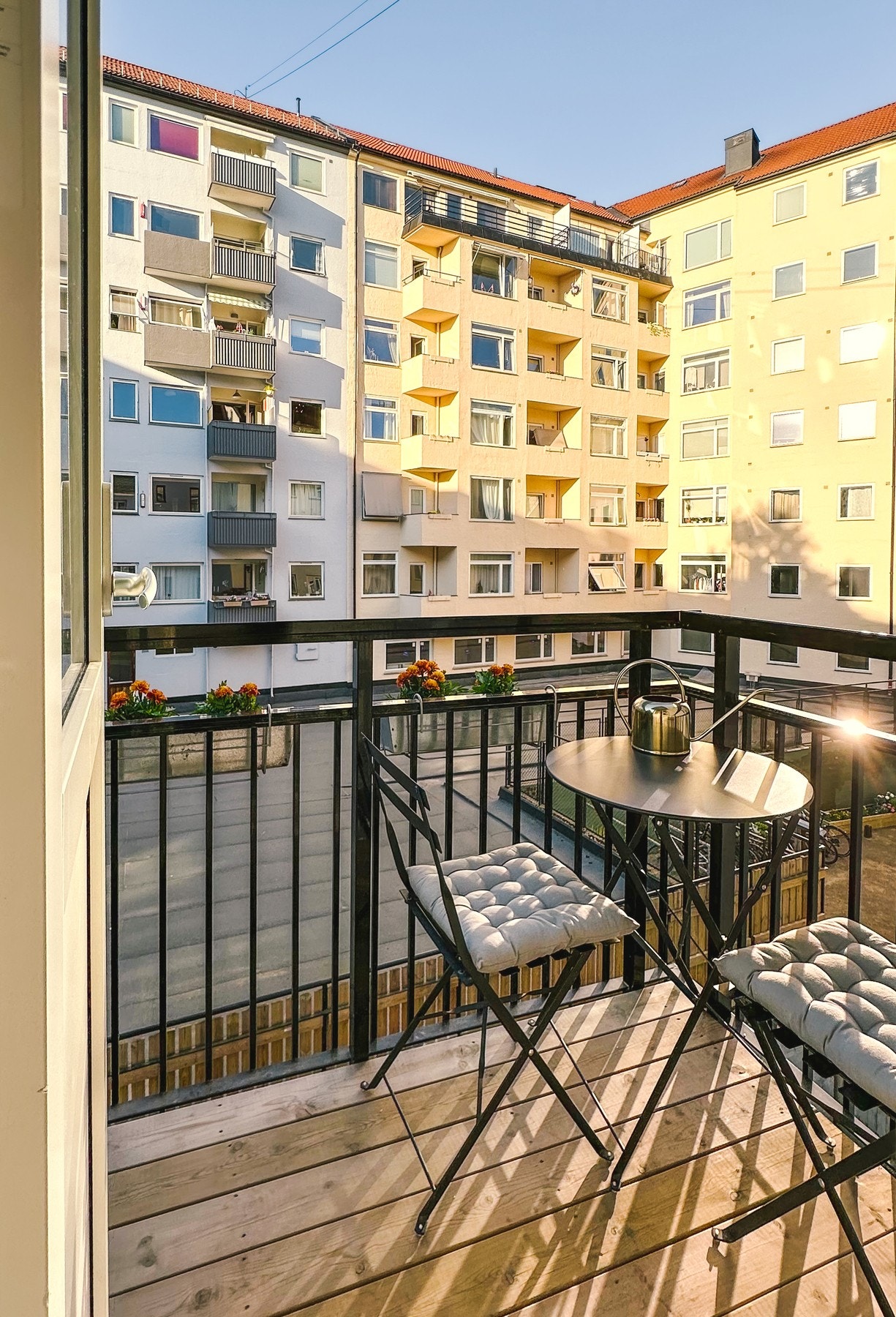 Balkongen på 2,2 m² ble oppført i 2021 og har plass til en liten sittegruppe. Galleribilde