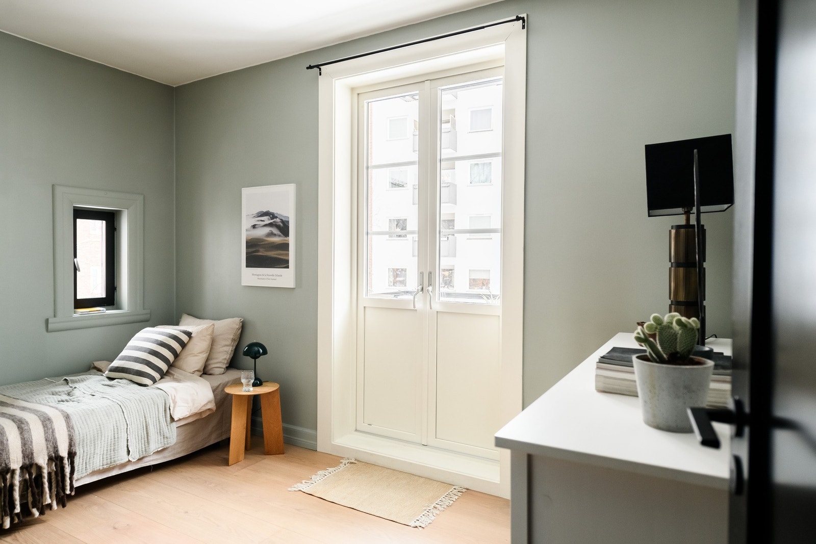 Det andre soverommet har plass til seng og garderobeskap, med utgang til balkong. Galleribilde