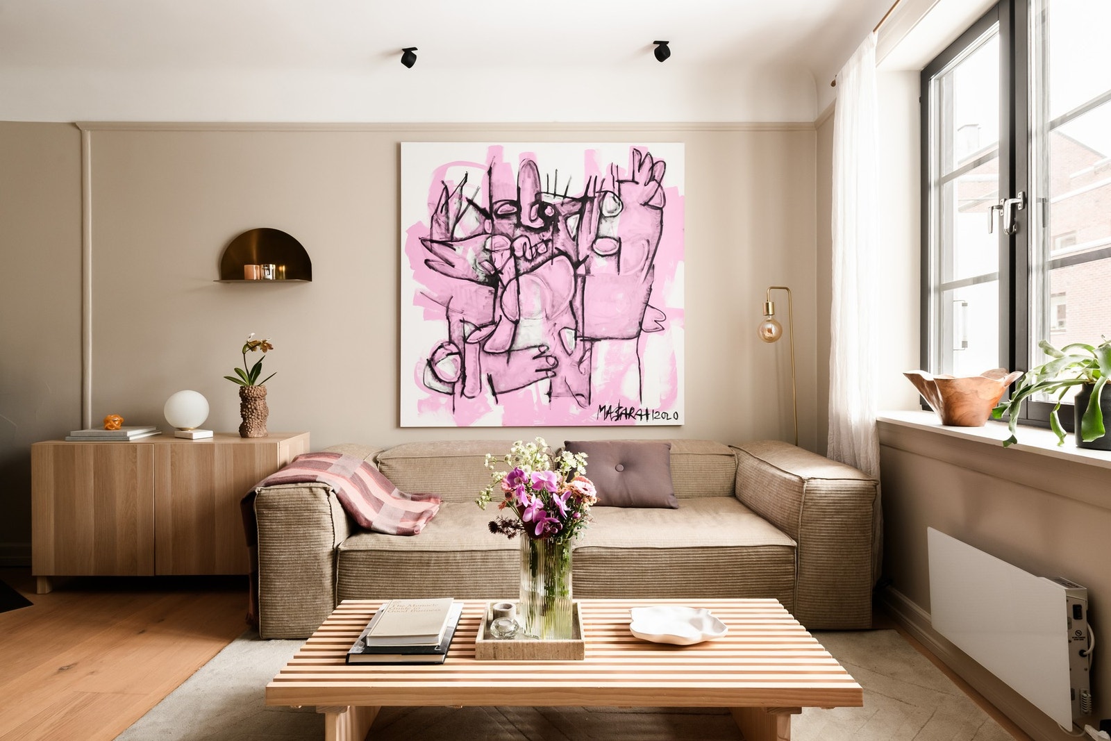 Stuen er romslig og gir god plass til både sofagruppe og spisebord. Galleribilde