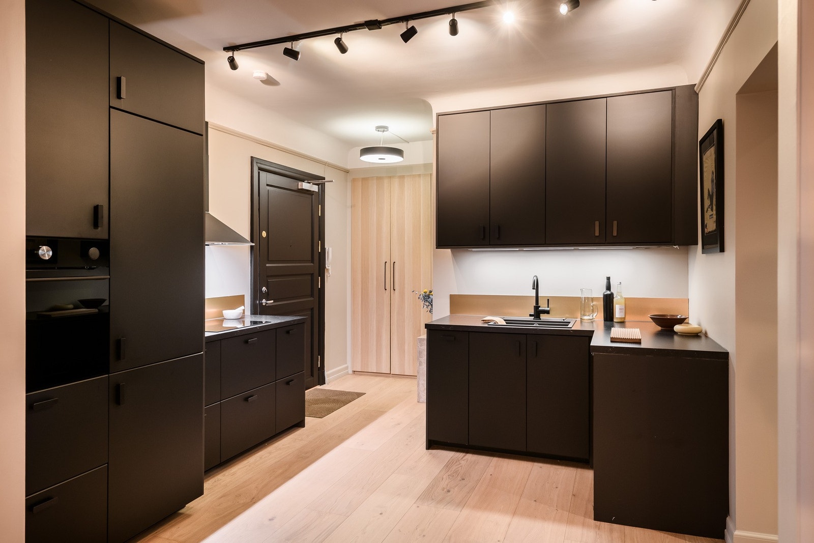 Kjøkkenet er utstyrt med integrert induksjonstopp fra 2025, stekeovn, oppvaskmaskin og kjøleskap med fryser. Galleribilde