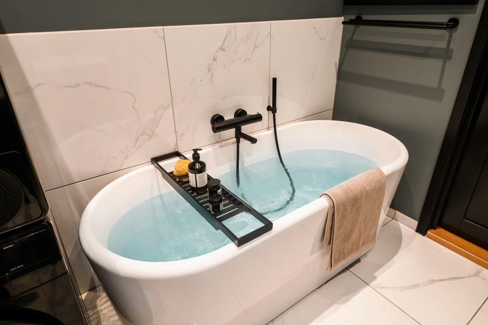 Drømmen om et badekar: demp belysningen og nyt et avslappende bad i rolige omgivelser. Galleribilde